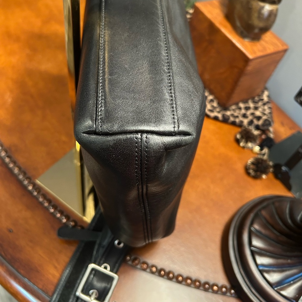 Coach Vintage Legacy Hobo H1P-9148
Made in Costa Rica - Picture 5 of 16